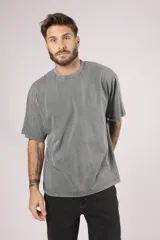 Remera de manga corta, corte oversize, color gris oscuro con efecto lavado o acid wash.