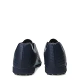 Championes de fútbol Umbro Borel Club TF para hombre, color azul marino con diseño estampado en celeste y detalles en naranja.