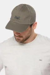 Gorro de lona color gris con visera y logo bordado en el frente.