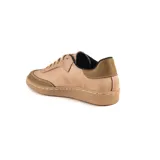 Championes de estilo urbano con diseño combinado en cuero negro y paneles laterales con estampado animal print tipo leopardo. Presenta detalle en color dorado en el talón, cierre con cordones negros y suela de goma en tono natural.