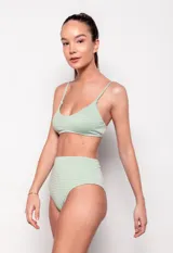 Parte inferior de bikini de tiro alto, color verde claro, con diseño de la tela a rayas horizontales y con textura.