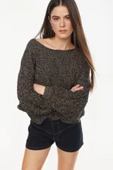 Sweater cropped de punto calado, color celeste melange, con mangas anchas de diseño holgado y cuello redondo.