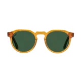Lentes de sol con armazón de eco acetato en color miel y cristales oscuros en tono verde. Presentan un diseño de marco redondo con puente tipo cerradura.