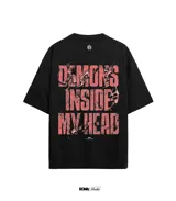 Remera negra de algodón con estampado en la espalda con la frase "Demons Inside My Head" en color rosa y diseño vintage.