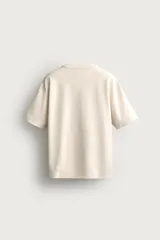 Remera de corte holgado color gris oscuro, con cuello redondo y mangas cortas. Confeccionada en tejido suave con mezcla de modal.