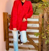 Maxi cardigan rojo de lana merino con flores bordadas a mano.