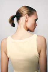 Musculosa de algodón fit entallado con escote redondo y diseño liso.