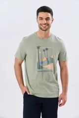 Remera azul marino de manga corta con cuello redondo y estampa frontal de un paisaje de playa con palmeras y el texto 'Legacy Beach Club'.