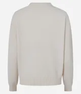 Suéter de mujer confeccionado en tejido chenille de tacto suave y aterciopelado. Presenta un diseño de corte regular con cuello redondo acanalado, mangas largas y puños y ruedo reforzados con tejido elástico.