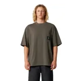 Remera de corte holgado color gris oscuro, con cuello redondo y bolsillo frontal en el pecho que incluye un pequeño parche decorativo con diseño gráfico.