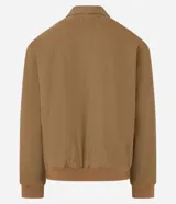 Campera bomber marrón de sarga de algodón, con cuello inglés, cierre frontal con cremallera, bolsillos cargo con botón y puños y cintura ajustados.