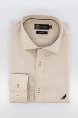 Camisa color beige de algodón poplin lavado, corte slim fit, cuello clásico y manga larga.