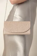 Sobre de fiesta color dorado, con detalle de pliegues en el frente y cadena plateada para colgar.