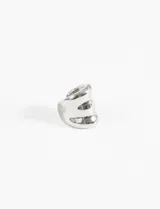 Earcuff metálico de diseño voluminoso con acabado brillante y textura irregular.