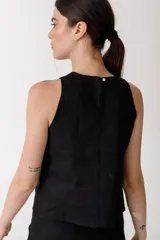 Musculosa color fucsia de lino con botones dorados.