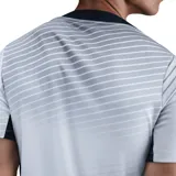 Camiseta de fútbol Nike de la selección uruguaya, modelo alternativo o de entrenamiento, color blanco con un patrón gráfico sutil de líneas diagonales grises. Presenta cuello redondo negro y logo Nike y escudo de la AUF en dorado.