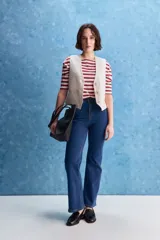 Jean de tiro alto con corte recto, confeccionado en denim con spandex. Presenta un lavado gris oscuro con efecto desgastado, cierre frontal con botón y bolsillos laterales y traseros.