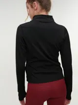 Campera deportiva marrón con cuello alto y cierre frontal completo. Presenta mangas largas con orificio para el pulgar y corte ajustado.