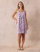 Camisón corto de tejido suave con estampado floral, escote redondo con botones y detalle plisado en la parte delantera.