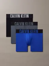 Pack de tres boxers largos de microfibra con cintura elástica distintiva de Calvin Klein. El set incluye un modelo negro con logo blanco, uno gris con logo gris oscuro y uno azul con logo azul.