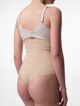 Bombacha modelante de tiro alto con diseño colaless y terminaciones corte láser. Confeccionada en microfibra, cuenta con banda de silicona antideslizante en el borde superior para mayor sujeción y fundillo de algodón.