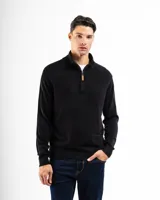 Buzo de tejido de punto negro, con cuello alto y cierre frontal parcial.