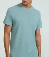 Remera color rosa claro, de corte recto y manga corta.