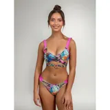 Conjunto de bikini United Uy modelo Emily con estampado tropical multicolor de hojas. La parte superior es de corte triangular con tiras cruzadas y volados en los breteles, mientras que la parte inferior es tipo tanga con detalles fruncidos.