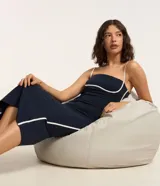 Vestido midi azul marino con breteles finos ajustables y bies contrastante blanco en el busto y ruedo. Confeccionado en algodón certificado BCI.