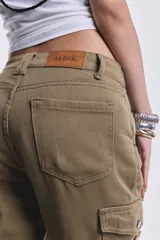 Pantalón cargo verde de denim con bolsillos y puño elástico en el bajo.