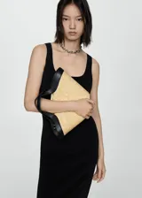 Vestido midi entallado de tejido fluido, con escote cuadrado y tirantes finos. Presenta una abertura posterior en el bajo.