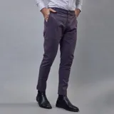 Pantalón de gabardina color morado oscuro, de corte ajustado y tiro medio.