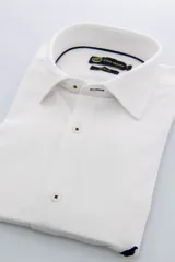 Camisa celeste con textura, corte slim fit, cuello italiano y manga larga.
