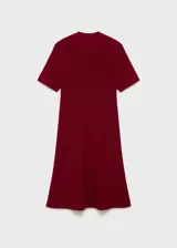 Vestido corto de tejido de punto fino en color bordó, con cuello perkins y mangas cortas. Presenta un diseño evasé que se ajusta suavemente al cuerpo.