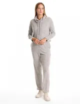 Pantalón tipo jogger de tejido suave, con cintura elástica y corte recto, ideal para un look relajado.