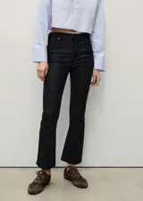 Jeans Sienna de tiro medio y diseño bootcut con efecto encerado, corte crop y estilo de cinco bolsillos.