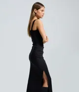 Vestido midi de corte recto confeccionado en bengalina, con escote cuadrado, sin mangas y detalle de fruncido lateral. Presenta una abertura lateral en el ruedo.