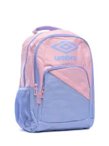 Mochila negra marca Umbro, con logo blanco en el frente y estampado de logos en relieve en la parte inferior. Cuenta con un bolsillo lateral de malla para botella y cierres con tiradores blancos.