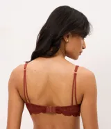 Soutien de encaje floral color negro, con aro, media copa sin relleno, breteles finos ajustables y base estructurada, de la marca Lov.