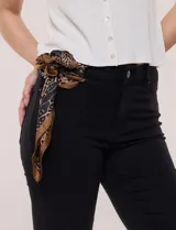 Pañuelo cuadrado de satén con estampado animal print en tonos marrón y negro, con bordes definidos.