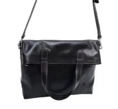 Bolso de mano negro de cuero con correa larga regulable y cierre superior con cremallera.