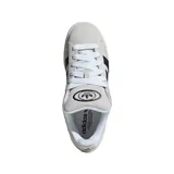 Championes Adidas Campus 00S de gamuza color gris claro con las tres tiras características de la marca en negro. Suela de goma color hueso con base marrón.