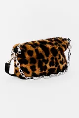 Bolso de hombro marrón con estampado de leopardo, confeccionado en piel sintética. Tiene correa corta de cuero sintético negro y cadena plateada.