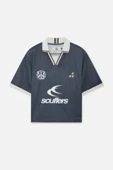 Camiseta deportiva de manga corta, color azul marino oscuro, con cuello tipo polo y escote en V con ribete blanco y negro. Presenta un parche circular con un logo en el pecho izquierdo, tres estrellas pequeñas amarillas en el pecho derecho y el logo grande de la marca "scuffers" en blanco en la parte inferior central.