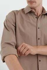 Camisa de vestir de hombre color gris oscuro, de manga larga y corte clásico.