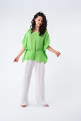 Blusa verde esmeralda de viscosa, con escote redondo y mangas cortas amplias. Incluye lazo para ajustar en la cintura.