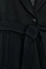 Abrigo largo de lana en color negro, con cuello de solapa desmontable en piel sintética, mangas largas con hombreras y cierre frontal con botón y cinturón ajustable del mismo tejido.