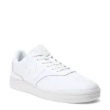 Championes urbanos New Balance de estilo court, color blanco, con diseño minimalista, logo lateral característico y suela de goma resistente.