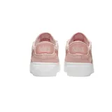 Championes Nike Blazer Low Platform de color rosado con textura de tejido tipo waffle. Presenta el icónico swoosh de Nike en el lateral en un tono rosado más intenso, cordones al tono y una suela de plataforma blanca de goma.