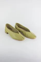 Mocasines de cuero metalizado color gris, con diseño de punta cuadrada y costura central fruncida en la capellada.